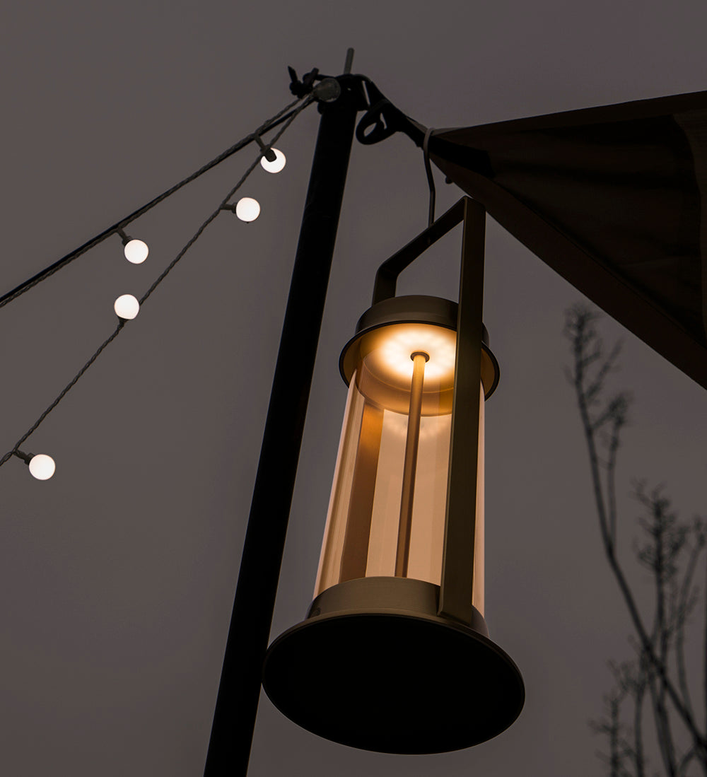  In der Nacht hängt die beleuchtete kabellose LED-Lampe Explorer an der Ecke des Zeltes und strahlt sanftes Licht aus.